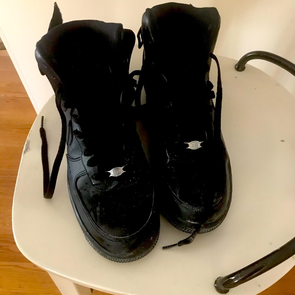 Black Nike Air Force sneaks
